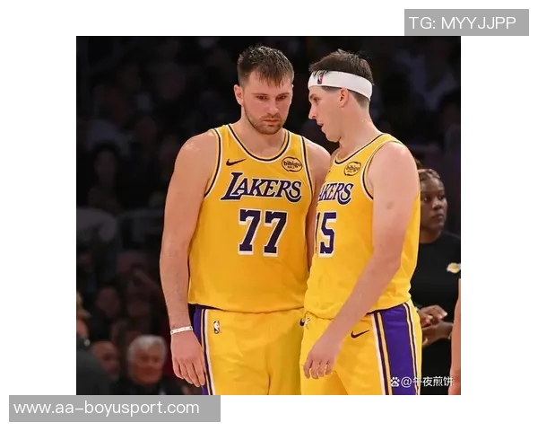 小里与东契奇的默契搭档雷迪克谈勒布朗缺阵的影响与应对策略 小里与东契奇的默契搭档雷迪克谈勒布朗缺阵的影响与应对策略