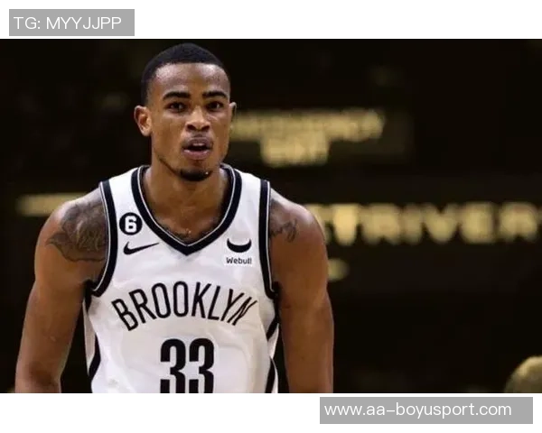 克拉克斯顿上半场表现惊艳7投5中砍下11分8篮板外线命中率完美