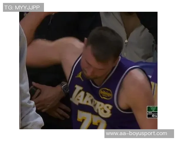 东契奇向里夫斯展示扭伤手指里夫斯惊呼难以置信的反应引发热议